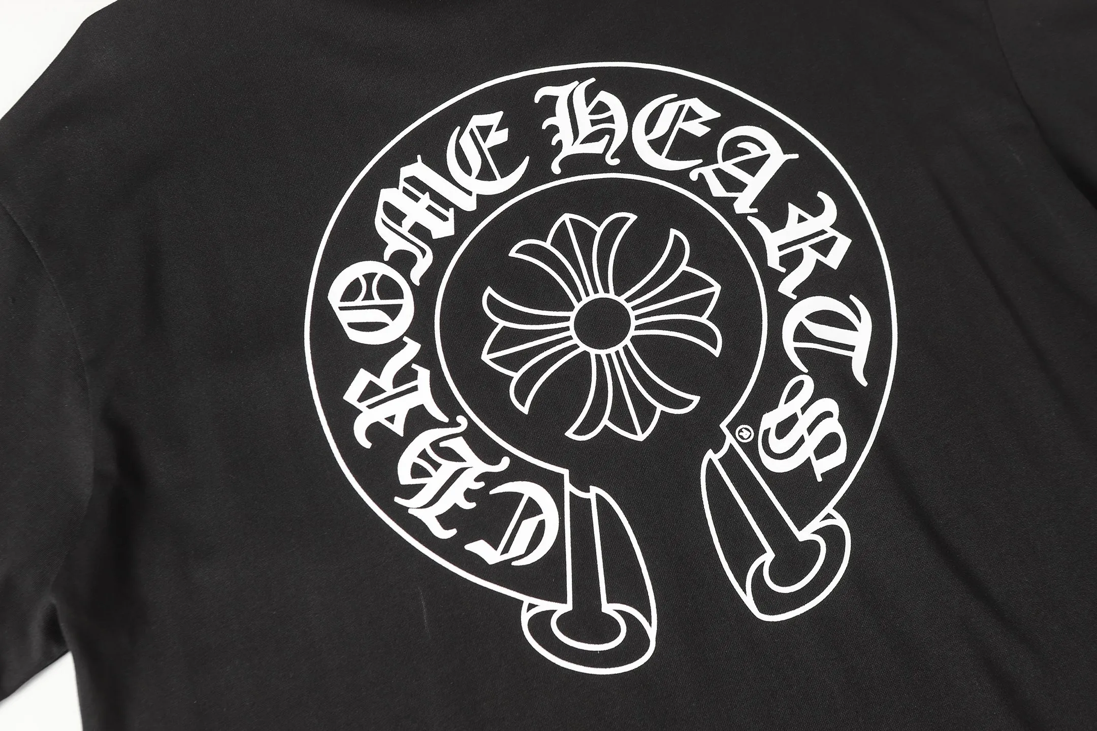 P140 Cross-border model, please do not place an order if you are pursuing quality -Chrome Hearts/Chrome Hearts 24ss classic horseshoe print popular short-sleeved T-shirt -High weight, high density and high quality. The wool is soft, delicate and skin-friendly. It feels soft and silky. It has excellent warmth and skin-friendly properties. -Customized weaving and dyeing, no color difference. No matter the fabric or workmanship details, it beats the ordinary version on the market. -Colour: black white -Size: S M L XL